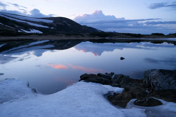 Lente landschap met een bergmeer — Stockfoto