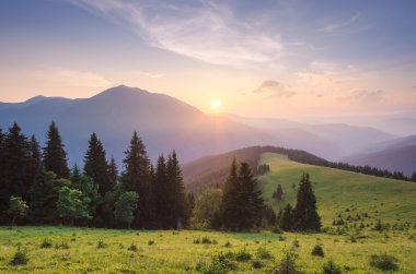Dağlarda gün doğumunda yaz manzarası