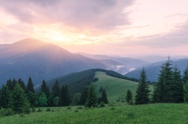 Dağlarda Günbatımı ile yaz peyzaj