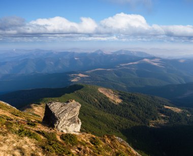 Dağlarda bir taş ile yaz manzara