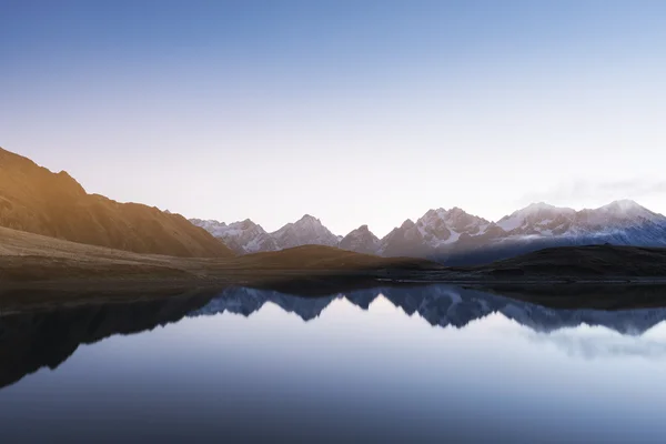 Morgon landskap med en fjällsjö i Georgien — Stockfoto