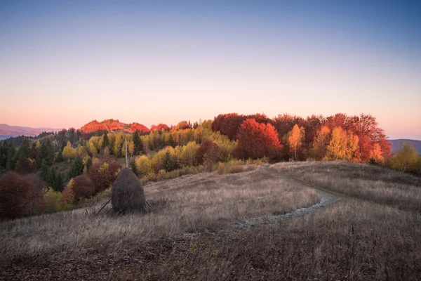 Paisagem de outono em uma aldeia de montanha à noite — Fotografia de Stock