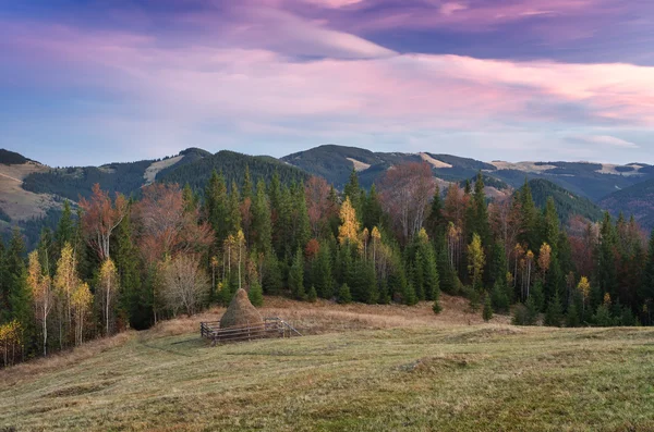 Herfst landschap in bergdorp — Stockfoto