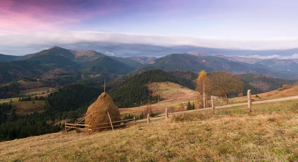 Осенний пейзаж в горной деревне — стоковое фото