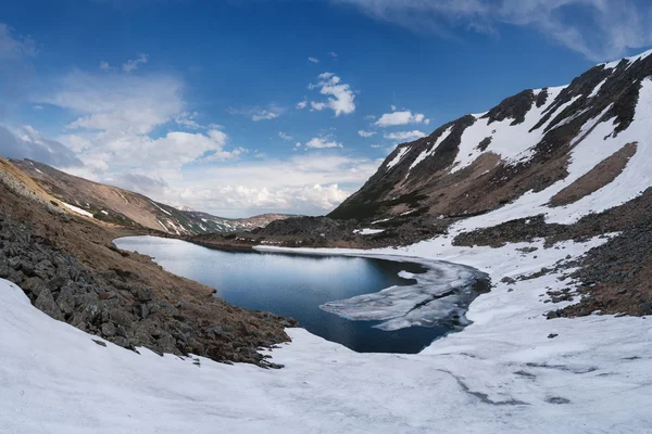 Montanha lago com gelo e neve na primavera — Fotografia de Stock