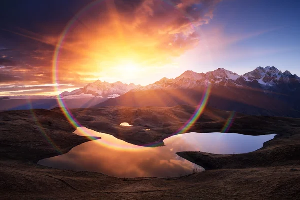 Paisagem montesa com lago e belo nascer do sol — Fotografia de Stock