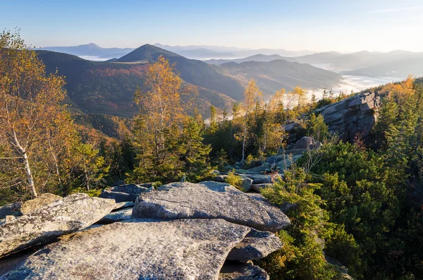 Montaña paisaje soleado otoño mañana — Foto de Stock