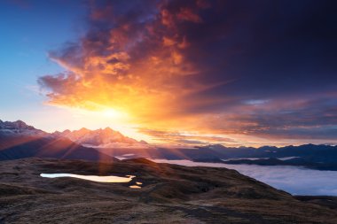 Lake yakınındaki dağlarda güzel gündoğumu