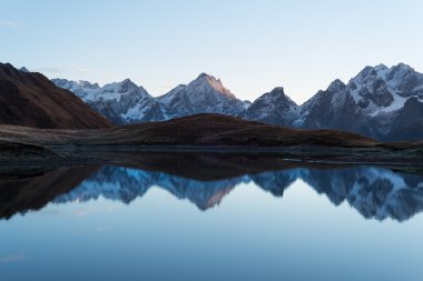 dağ gölü ile yaz manzarası