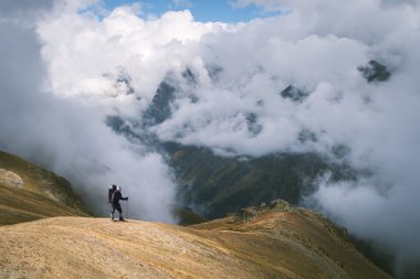 Dağ yürüyüşü bir tepe üzerinde turist
