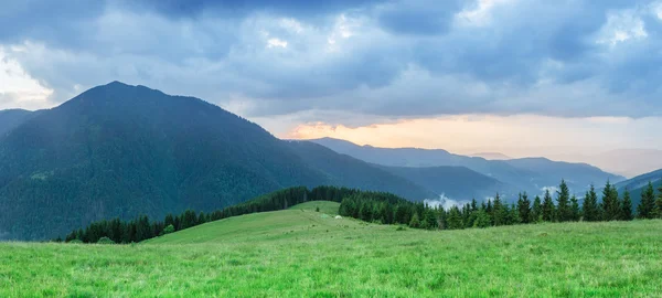 Paisagem de verão com o pôr do sol nas montanhas — Fotografia de Stock