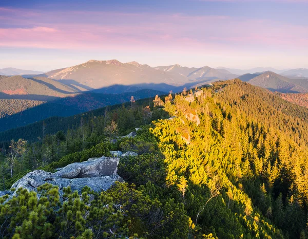 Herfst landschap in de bergen met de eerste stralen van de zon — Stockfoto