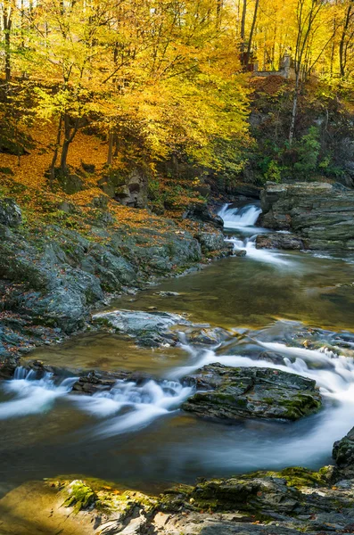 Paisaje otoñal con un río de montaña y cascadas —  Fotos de Stock