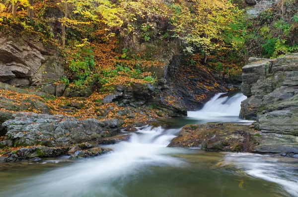 Herfst landschap met een rivier berg en watervallen — Stockfoto