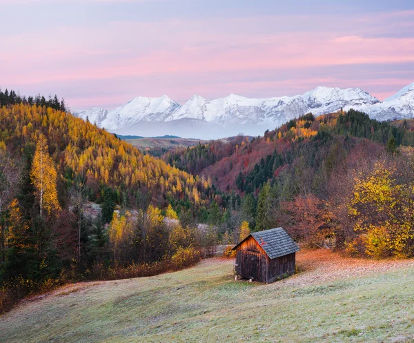 Herfst landschap met een houten huis in de bergen — Stockfoto