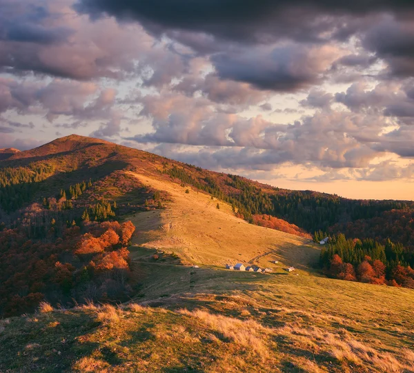 Autumn Landscape with a wooden house in the mountain village — Stock Photo, Image