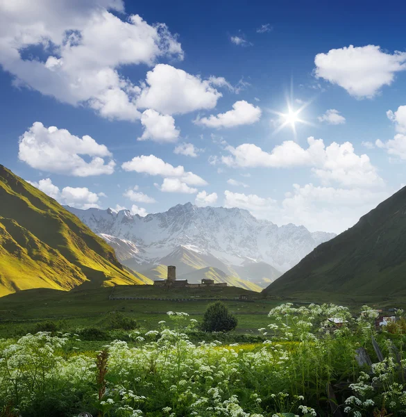 Sommar landskap med kyrka i Ushguli, Georgia — Stockfoto