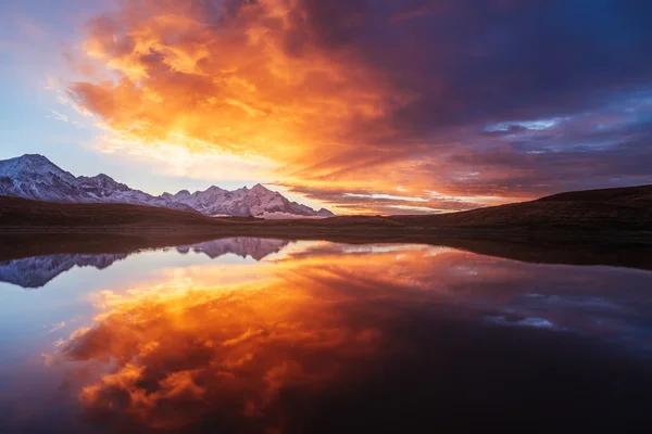 Belo nascer do sol em montanhas perto do lago — Fotografia de Stock