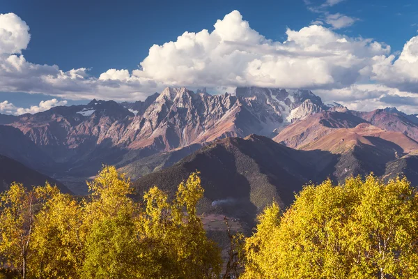 Autumn Landscape with a view of the top of the mountain — Stock Photo, Image