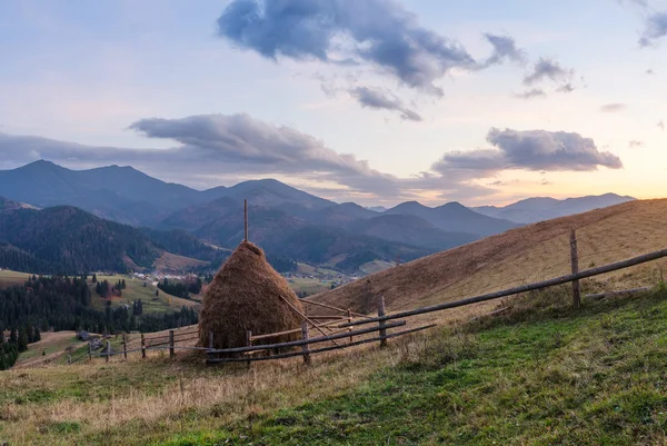 Paisaje rural con pajar en la montaña — Foto de Stock