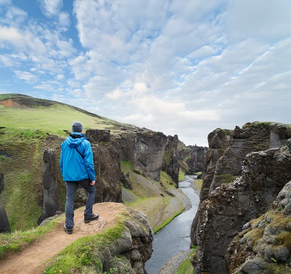 Tourist standing on the top of the canyon in Iceland — Stock Photo, Image