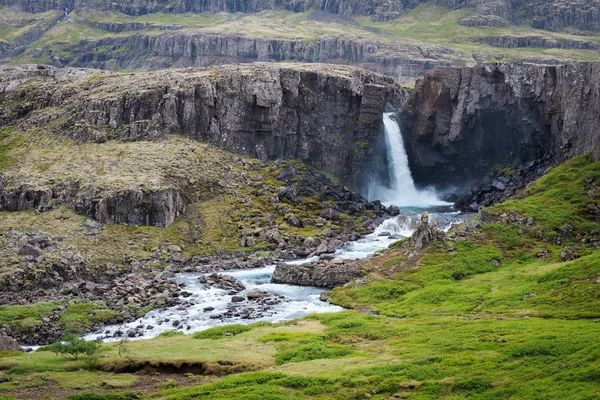 Zomer landschap met prachtige watervallen in IJsland — Stockfoto