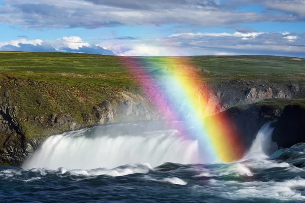 Godafoss vodopád a rainbow za slunečného dne — Stock fotografie