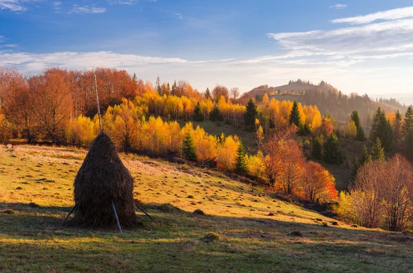 Осенний пейзаж в горной деревне — стоковое фото