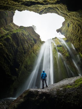 Seljalandsfoss, İzlanda'daki falls yakınındaki Gljufrabui veya Gljufrafoss şelale 