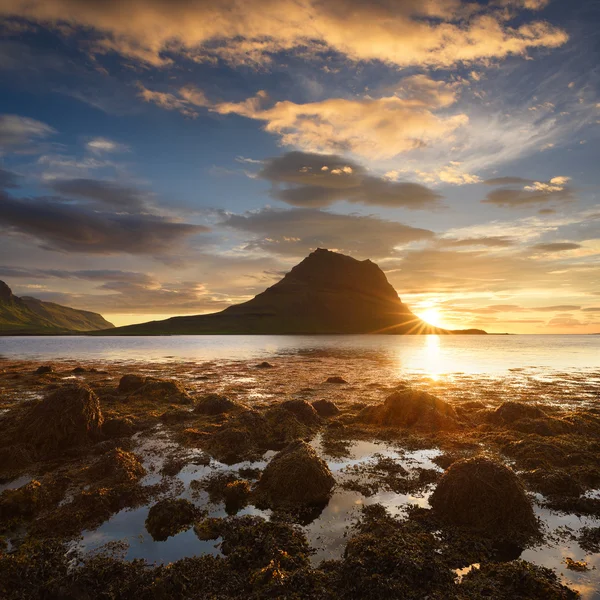 Krásná krajina s hory a oceán na Islandu — Stock fotografie