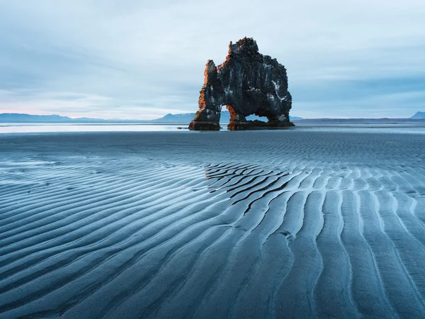 Hvitserkur Rock-turistická atrakce na Islandu — Stock fotografie