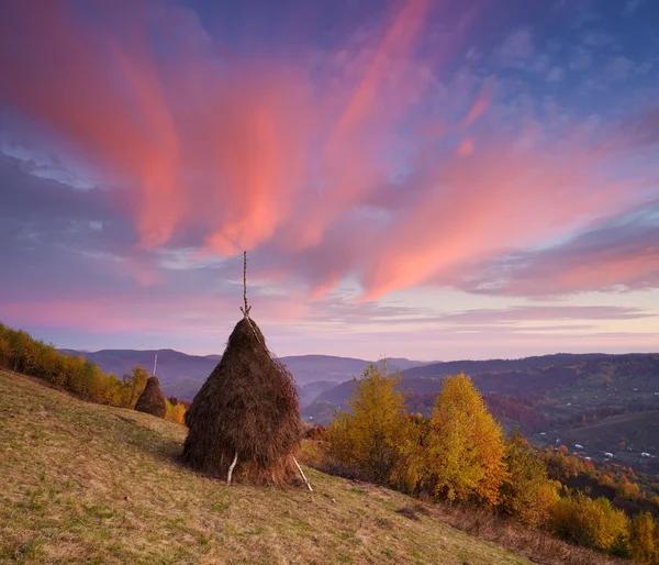 Pemandangan musim gugur dengan tumpukan jerami di pegunungan — Stok Foto