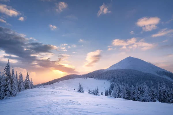 Paisaje invernal con un amanecer en montañas — Foto de Stock