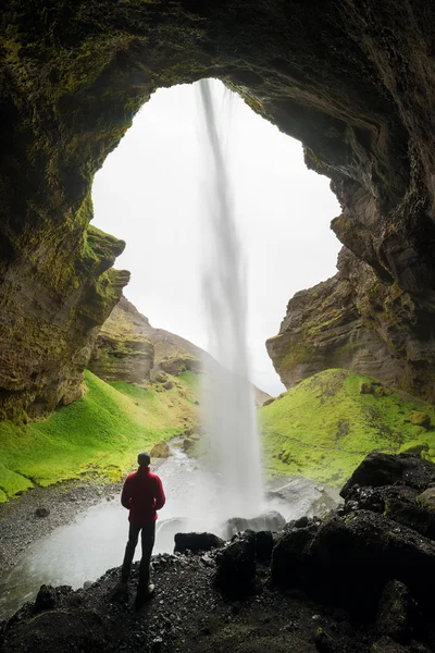 Tourist blickt auf den großen Wasserfall in Island — Stockfoto