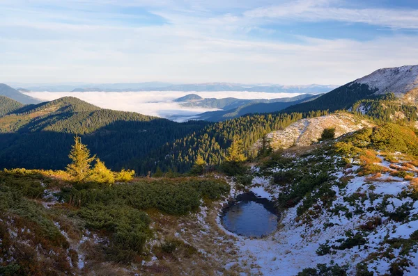 Paisaje de otoño con un lago en las montañas — Foto de Stock