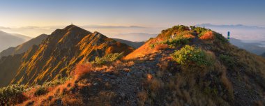Turist izi ile dağların Panoraması