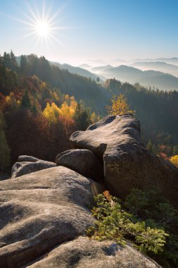 Dağlarda kayalık ile Sonbahar manzara