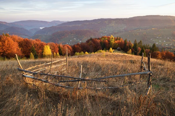 Jesień krajobraz w górskiej miejscowości — Zdjęcie stockowe