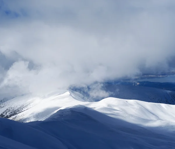 Winterlandschaft mit Bergkette — Stockfoto