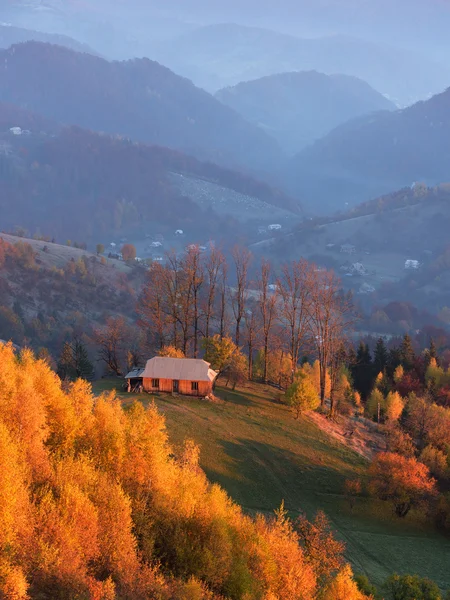 Dağlarda ahşap bir evi olan sonbahar manzarası — Stok fotoğraf