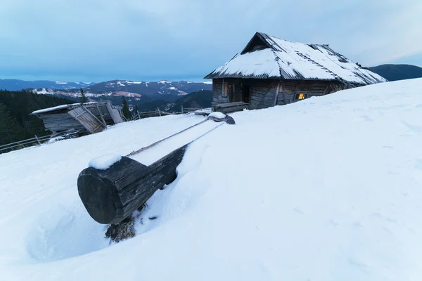 Altes Holzhaus in den Bergen — Stockfoto