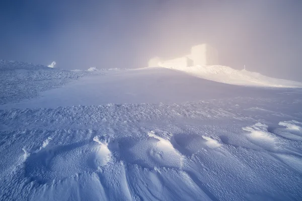 Winterlandschaft mit dem Observatorium in den Bergen — Stockfoto