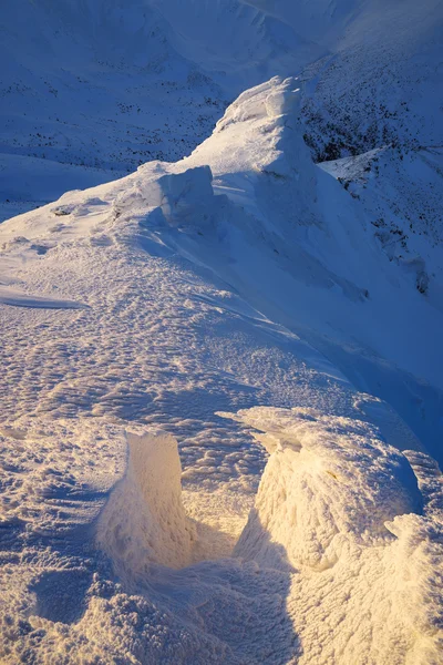 Frostiga kväll på en bergsrygg — Stockfoto