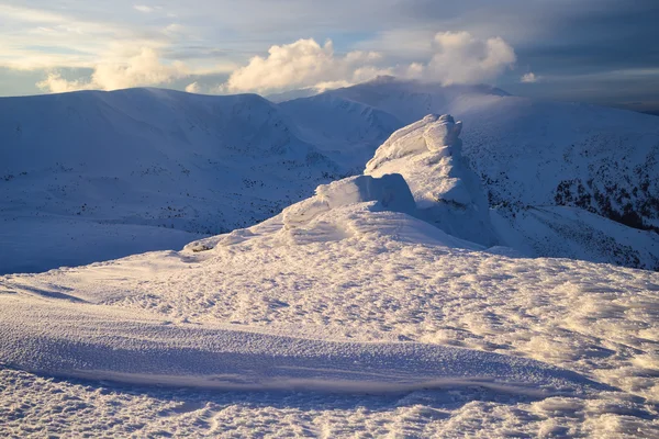 Soirée givrée sur une crête de montagne — Photo