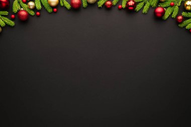 Noel ağacı süslemelerinin dekoratif çerçeveli Noel arkaplanı. Üst görünüm, festival metni için boşluk kopyala