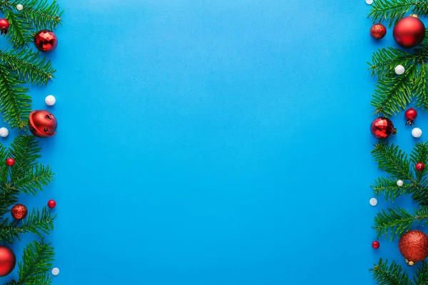 Christbaumschmuck Rahmt Auf Blauem Hintergrund Kopierfläche Für Werbetexte Draufsicht Auf — Stockfoto