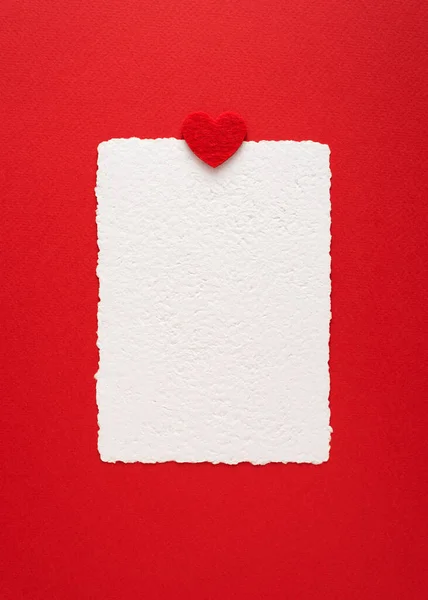 Minimalistyczne Tło Walentynki Ręcznie Robioną Makietą Papierową Czerwonym Sercem Leżał — Zdjęcie stockowe