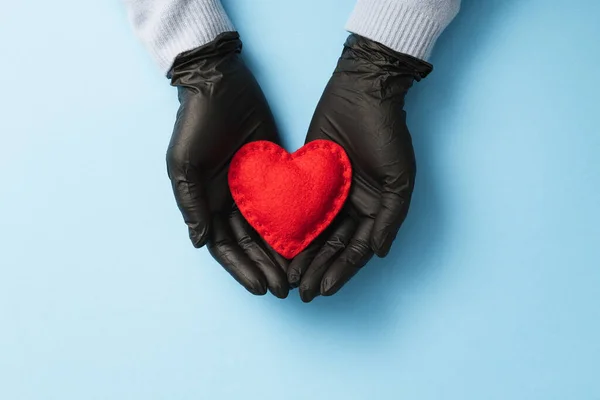 Valentijnsdag 2021 Tijdens Covid Pandemie Coronavirus Ziekte Rood Hart Handpalmen — Stockfoto