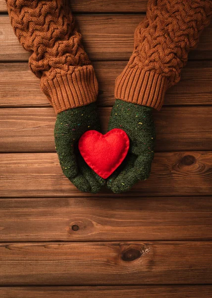 Tarjeta San Valentín Con Corazón Rojo Sobre Mujer Puñado Sobre —  Fotos de Stock