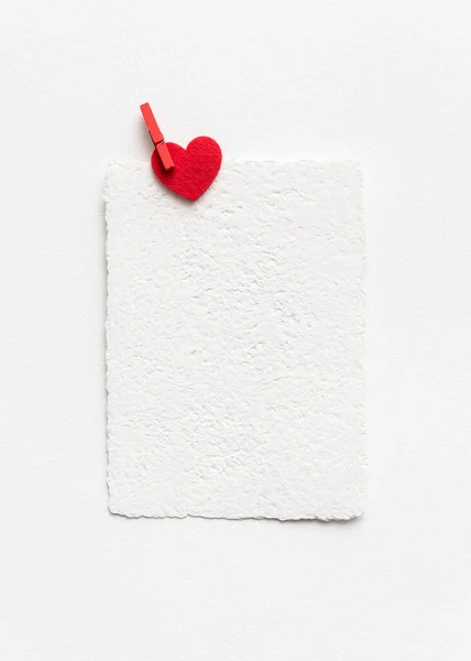 バレンタインデーの背景に白いグリーティングカードのモックアップと赤いハート コピースペース付きフラットレイアウト — ストック写真